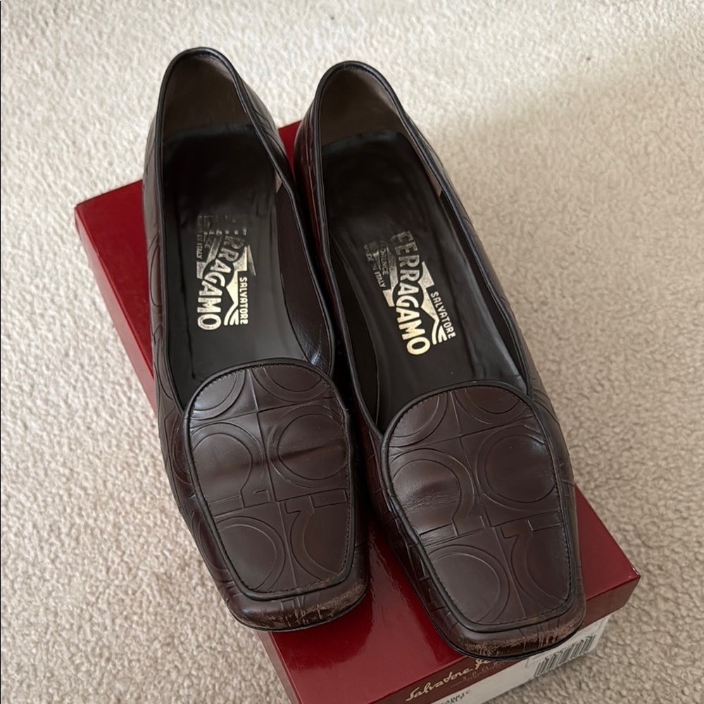 Women’s Salvatore Ferragamo Brown Leather Low Heeled Loafers size 8.5